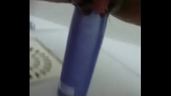 Bekijk Stuffing the shampoo into the pussy and the growing clitoris warme clips