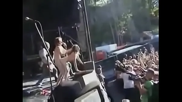 Sıcak Klipler Couple fuck on stage during a concert izleyin