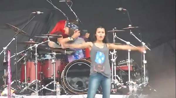 Titta på Girl mostrando peitões no Monster of Rock 2015 varma klipp