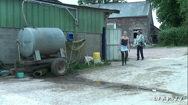 Titta på French mature gets her ass fucked hard by grandpa and his farm friends varma klipp