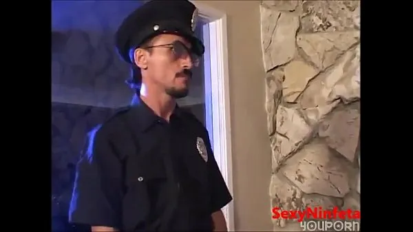 Obejrzyj Cop gives teenage girl his big stickciepłe klipy