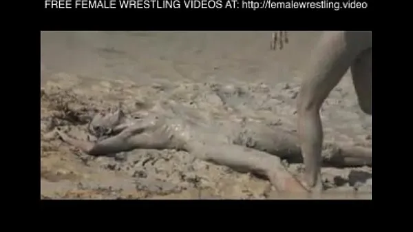 Se Girls wrestling in the mud varme klip
