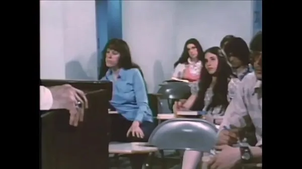 Guarda Teenage Chearleader - 1974 clip calde