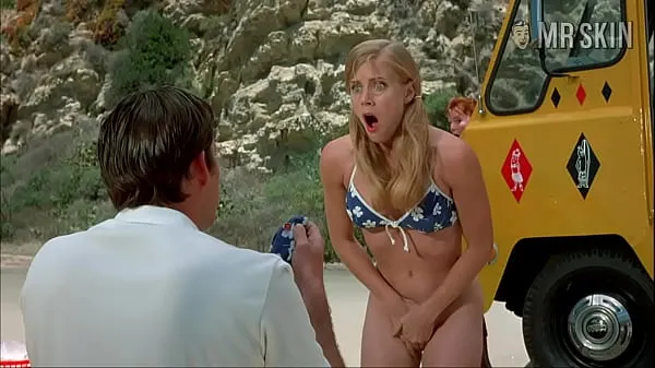 Посмотрите Эми Адамс, обнаженная сексуальная сцена на психологической пляжной вечеринке тёплые клипы
