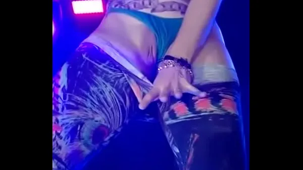 Bekijk Mackerel showing her pussy at the funk show warme clips