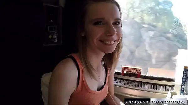 Bekijk Catarina gets her teen Russian pussy plowed on a speeding train warme clips