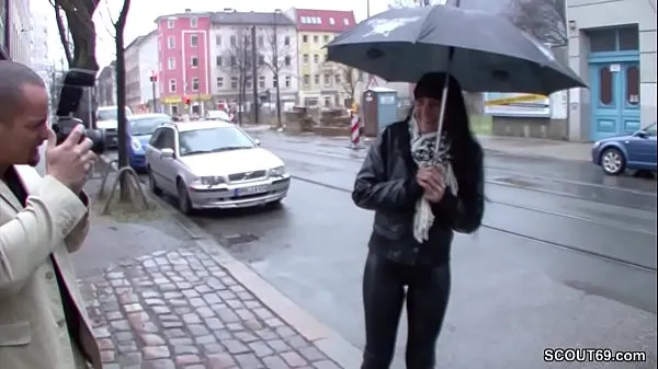 Bekijk Teeny is approached on the street and fucked for money warme clips