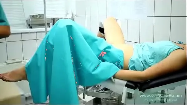 Bekijk beautiful girl on a gynecological chair (33 warme clips