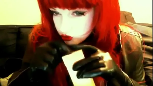 观看goth redhead smoking温暖的剪辑
