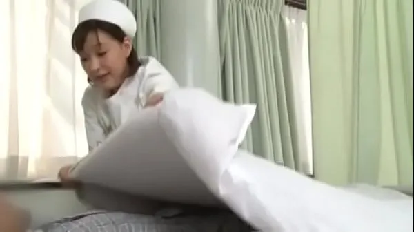 Podívejte se na Sexy japanese nurse giving patient a handjob hřejivé klipy