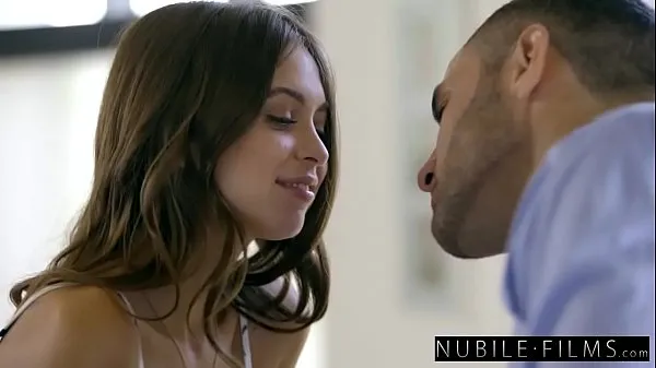 Podívejte se na NubileFilms - Girlfriend Cheats And Squirts On Cock hřejivé klipy