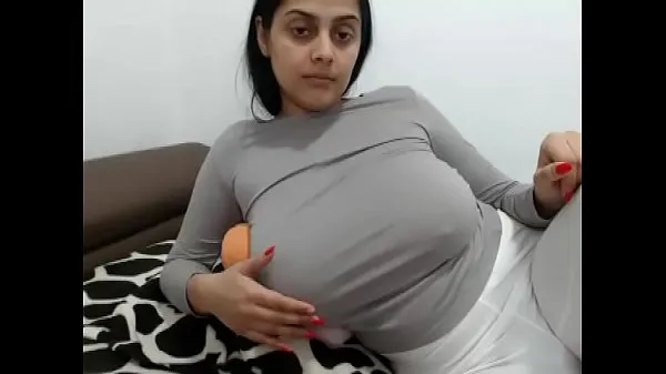 Oglejte si big boobs Romanian on cam - Watch her live on LivePussy.Me tople posnetke