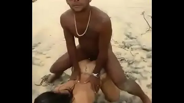 Bekijk Fucking on the beach warme clips