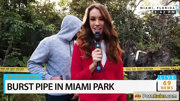 Se Hot news reporter sucks bystanders dick varme klippene