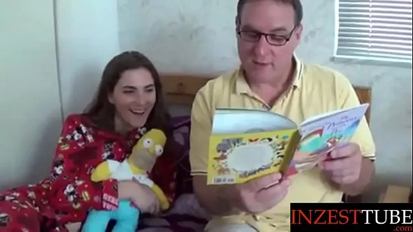 Se step Daddy Reads Daughter a Bedtime Story varme klip