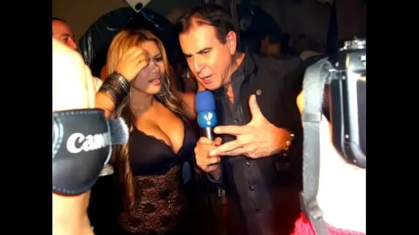 Tonton DJ shows her breasts Klip hangat