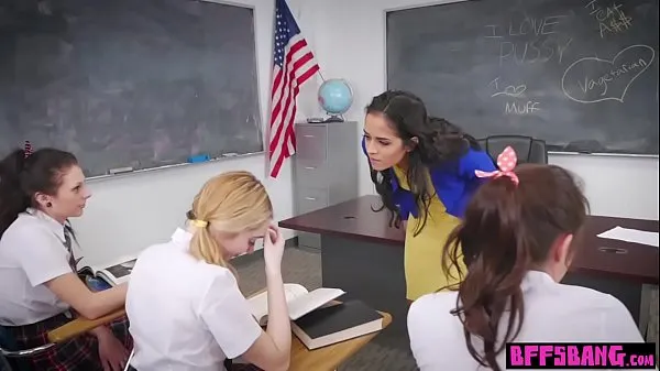 Podívejte se na Lesbian teen BFFs fingering their hot tied teacher hřejivé klipy