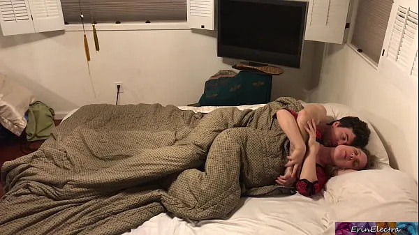 Bekijk Stepson and stepmom get in bed together and fuck while visiting family - Erin Electra warme clips