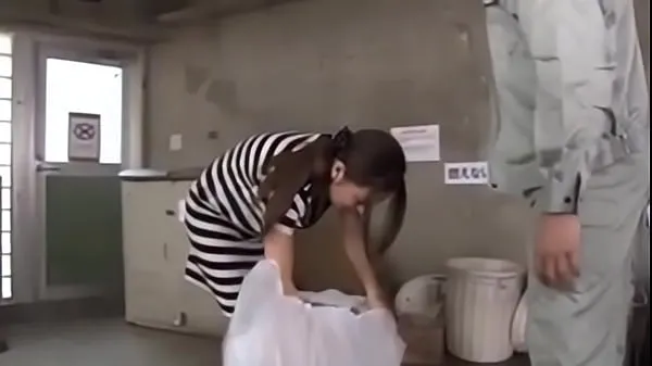 Se Japanese girl fucked while taking out the trash varme klip