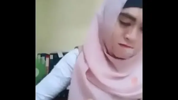Tonton Indonesian girl with hood showing tits Klip hangat