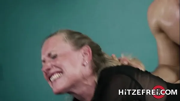 Titta på HITZEFREI Blonde German MILF fucks a y. guy varma klipp