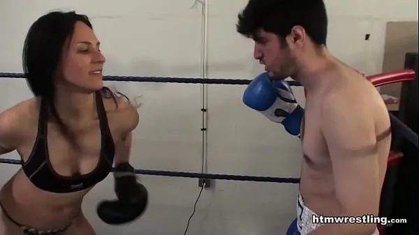 Podívejte se na Femdom Boxing Beatdown of a Wimp hřejivé klipy