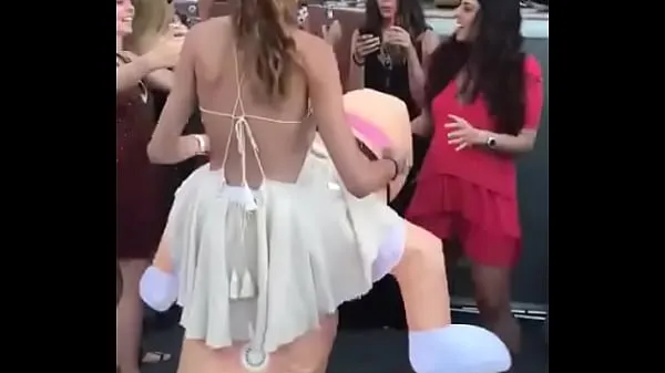 Sehen Sie sich Girl dance with a dick warmen Clips an