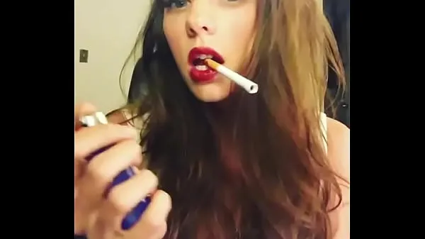 Titta på Hot girl with sexy red lips varma klipp