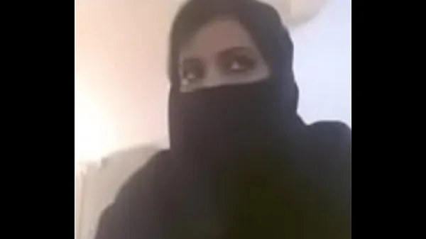 Se Muslim hot milf expose her boobs in videocall varme klip