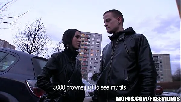 Obejrzyj Freaky Czech couple is paid cash for a threesomeciepłe klipy