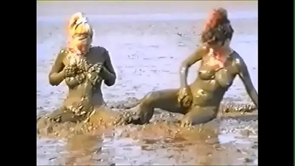 Titta på Mud Girls 1 varma klipp