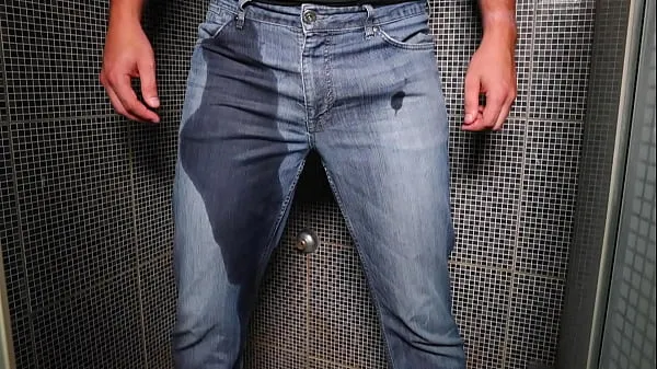 Titta på Guy pee inside his jeans and cumshot on end varma klipp