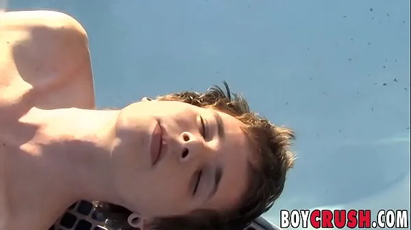 Tonton Sweet teen male tugging off at his private pool Klip hangat