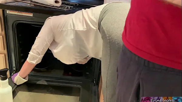 Stepmom is horny and stuck in the oven - Erin Electra گرم کلپس دیکھیں