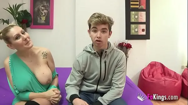Podívejte se na Nuria milf and her BIG TITS will fuck a twink that "could be her son". A sex lesson this ROOKIE won't forget hřejivé klipy