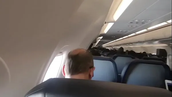 Oglejte si Public Airplane Blowjob tople posnetke