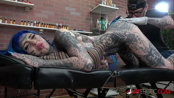 Tonton Amber Luke gets a asshole tattoo and a good fucking Klip hangat