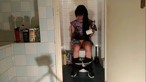 Sexy goth teen pee & crap while play with her phone pt1 HD گرم کلپس دیکھیں