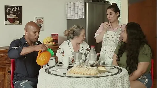 Nézze meg THE BIG WHOLE FAMILY - THE HUSBAND IS A CUCK, THE step MOTHER TALARICATES THE DAUGHTER, AND THE MAID FUCKS EVERYONE | EMME WHITE, ALESSANDRA MAIA, AGATHA LUDOVINO, CAPOEIRA meleg klipeket