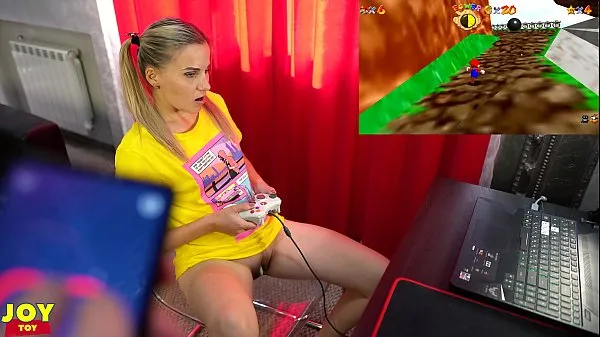 Sehen Sie sich Letsplay Retro Game With Remote Vibrator in My Pussy - OrgasMario By Letty Black warmen Clips an