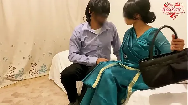 Oglejte si Cheating desi Wife Gets Fucked in the Hotel Room by her Lover ~ Ashavindi tople posnetke