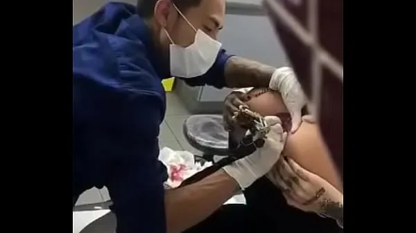 Посмотрите Женщина татуирует ее задницу ссылка полное видео тёплые клипы