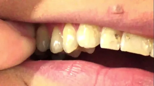 Pozerajte Mouth Vore Close Up Of Fifi Foxx Eating Gummy Bears teplé Clips