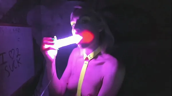 Tonton kelly copperfield deepthroats LED glowing dildo on webcam Klip hangat