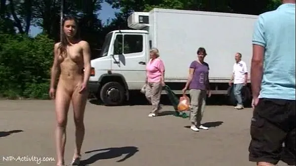 Se July - Cute German Babe Naked In Public Streets varme klip