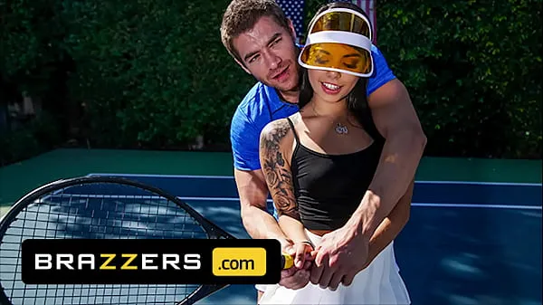 Tonton Xander Corvus) Massages (Gina Valentinas) Foot To Ease Her Pain They End Up Fucking - Brazzers Klip hangat