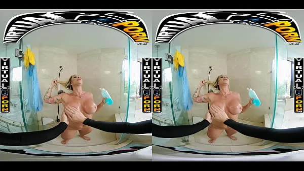 Podívejte se na Busty Blonde MILF Robbin Banx Seduces Step Son In Shower hřejivé klipy