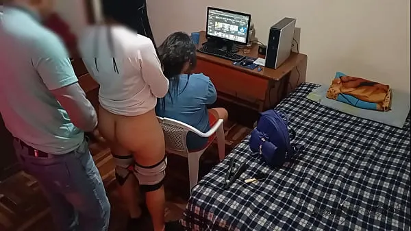 Tonton cuckold wife talks to her friend while I fuck her from behind: my wife is fixing her hair while I take advantage of her rich friend, I put my big cock in her and I fuck her very hard without making noise Klip hangat