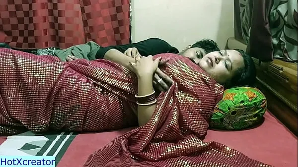 Bekijk Indian hot married bhabhi honeymoon sex at hotel! Undress her saree and fuck warme clips