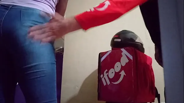 Oglejte si Married working at the açaí store and gave it to the iFood delivery man tople posnetke